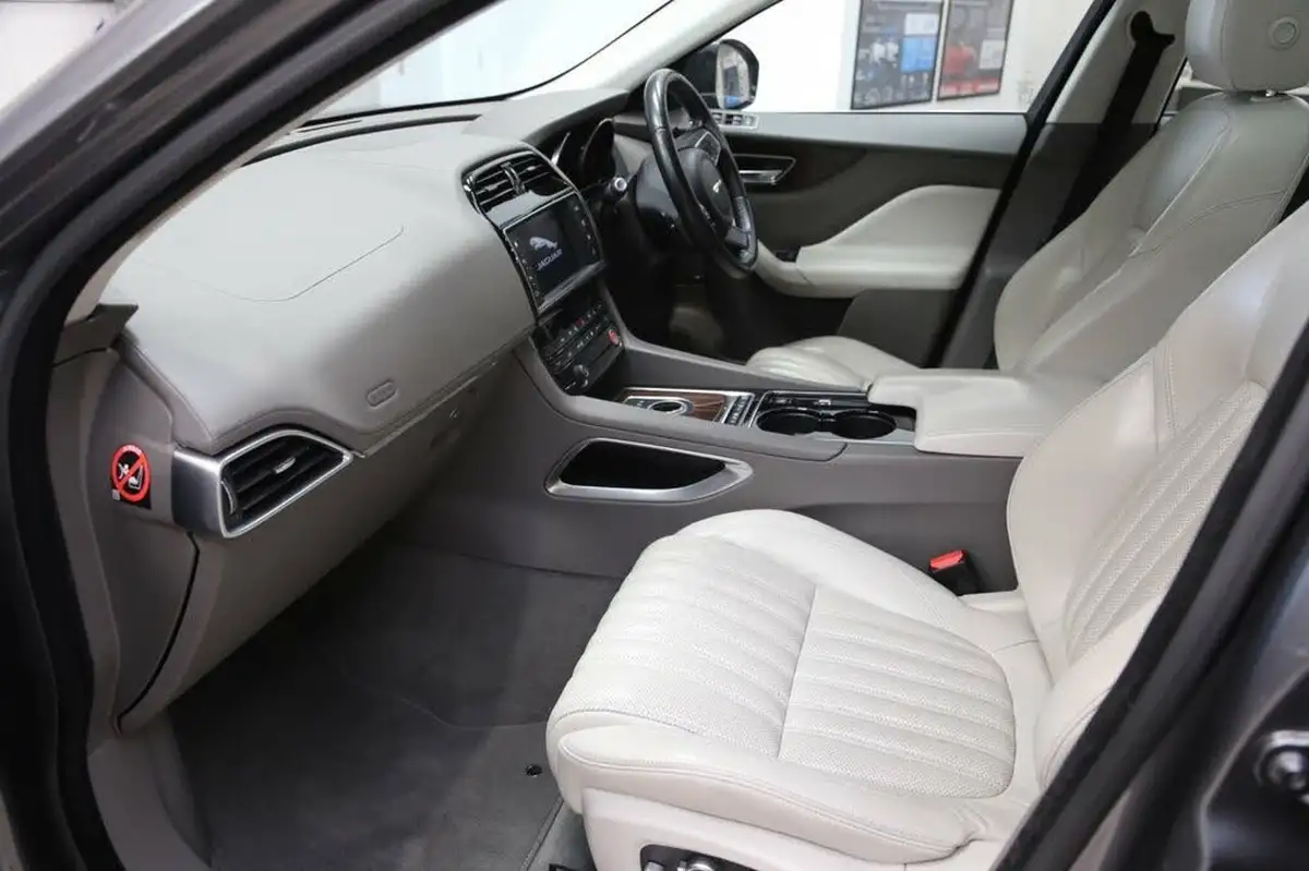 2016-jaguar-f-pace-20-i4d-portfolio-awd-auto-big-37