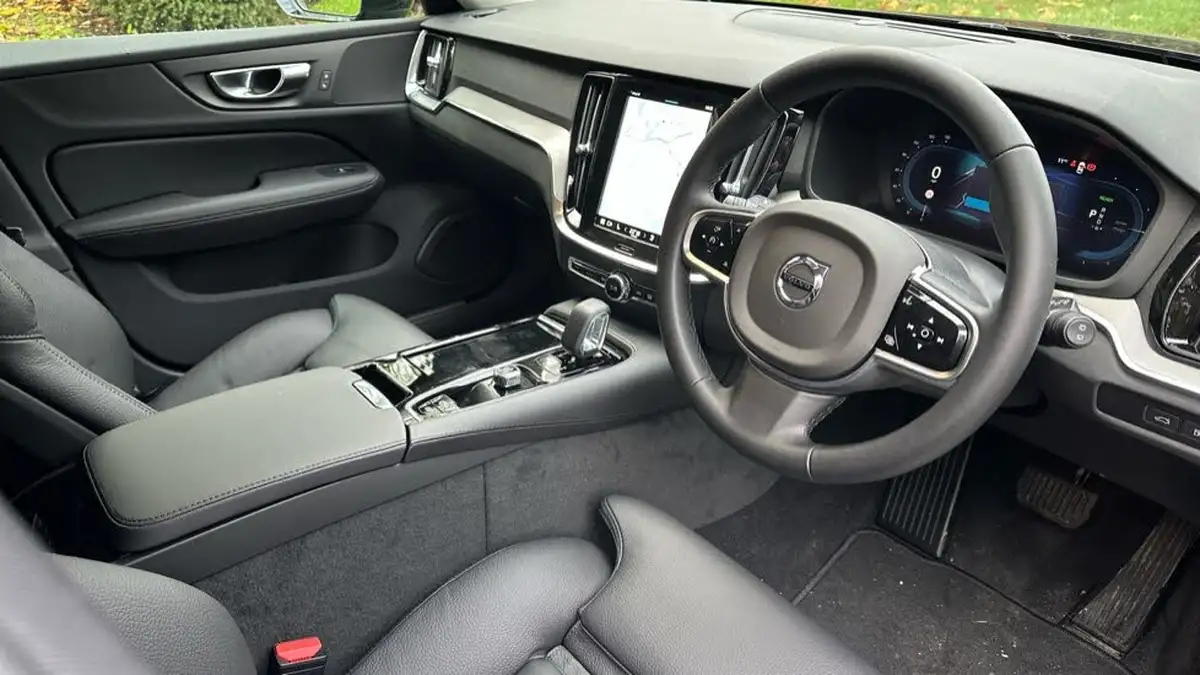 2024-volvo-v60-20-t6-plus-dark-station-wagon-big-4
