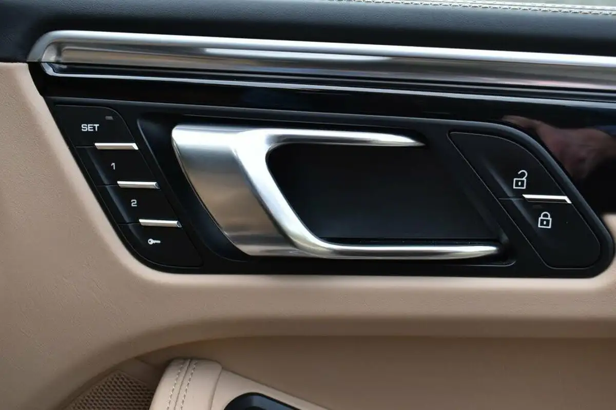2020-porsche-macan-29-turbo-big-28
