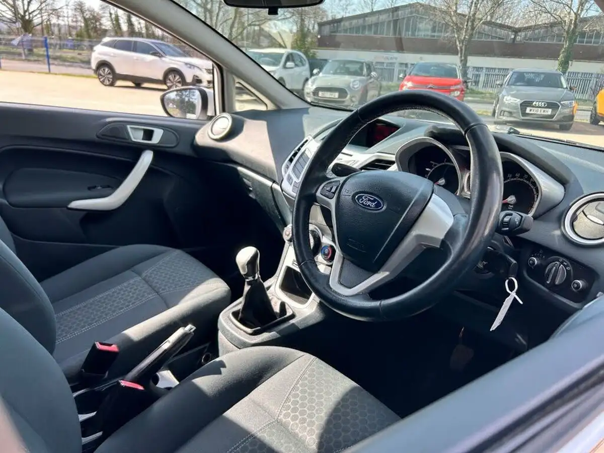 2012-ford-fiesta-14-zetec-5d-big-12