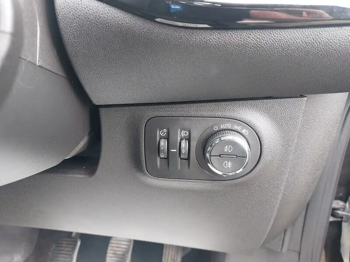 2018-vauxhall-corsa-14i-sri-90ps-ecoflex-5d-big-28