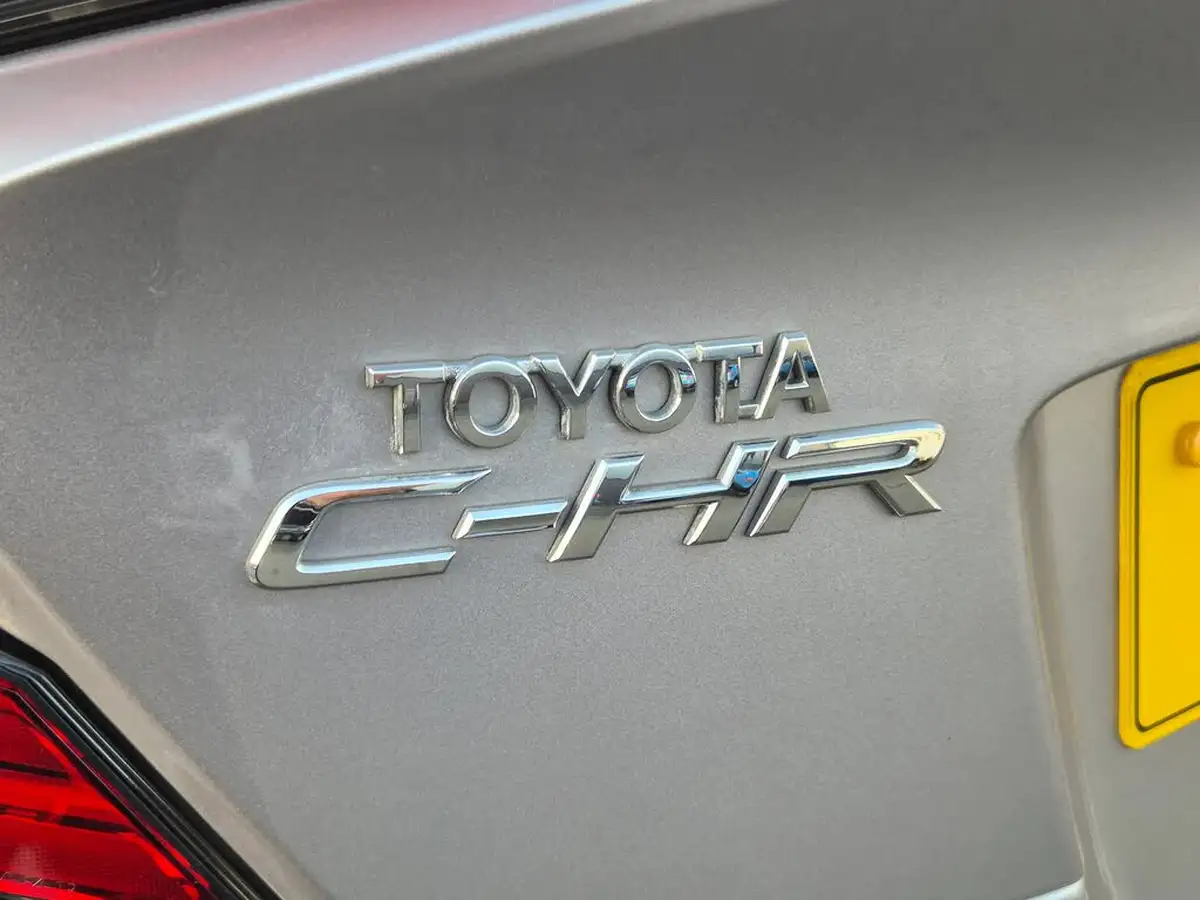 2017-toyota-c-hr-12-dynamic-big-10
