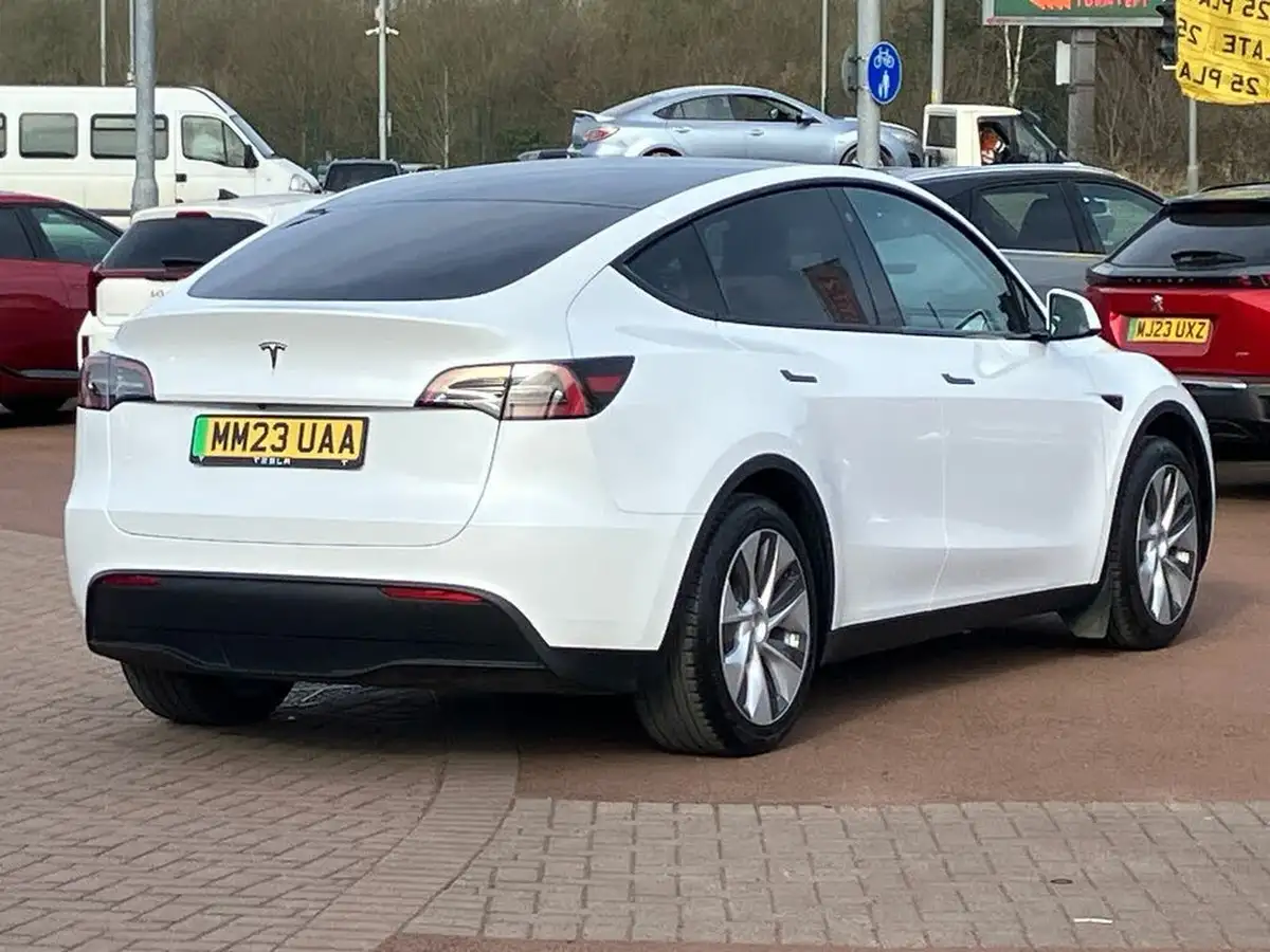 2023-tesla-model-y-e-rwd-big-24