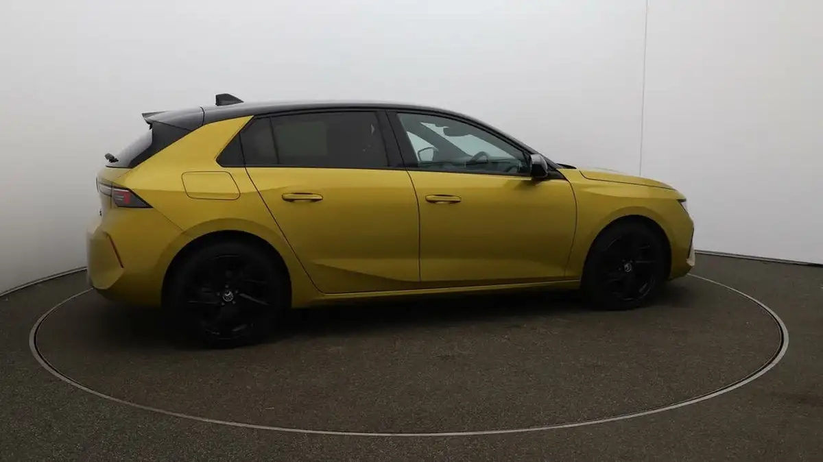2022-vauxhall-astra-12-turbo-gs-line-hatchback-big-47