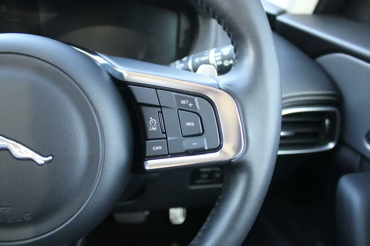 2017-jaguar-f-pace-30-v6-sc-s-30-big-29