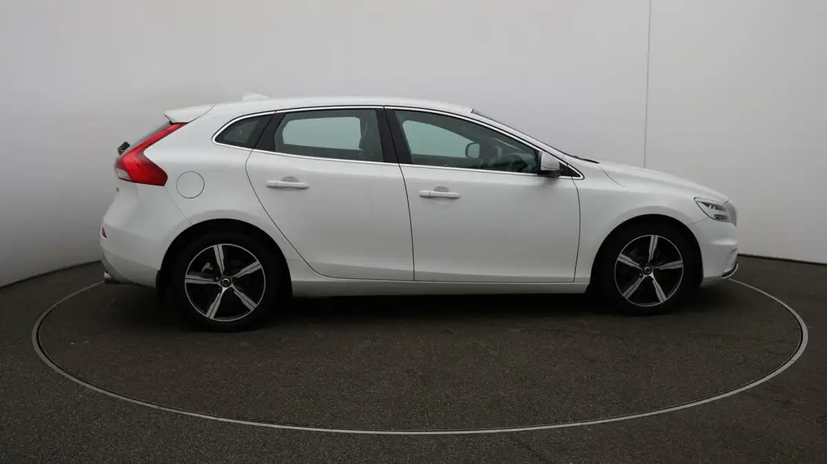 2019-volvo-v40-20-t2-r-design-big-8