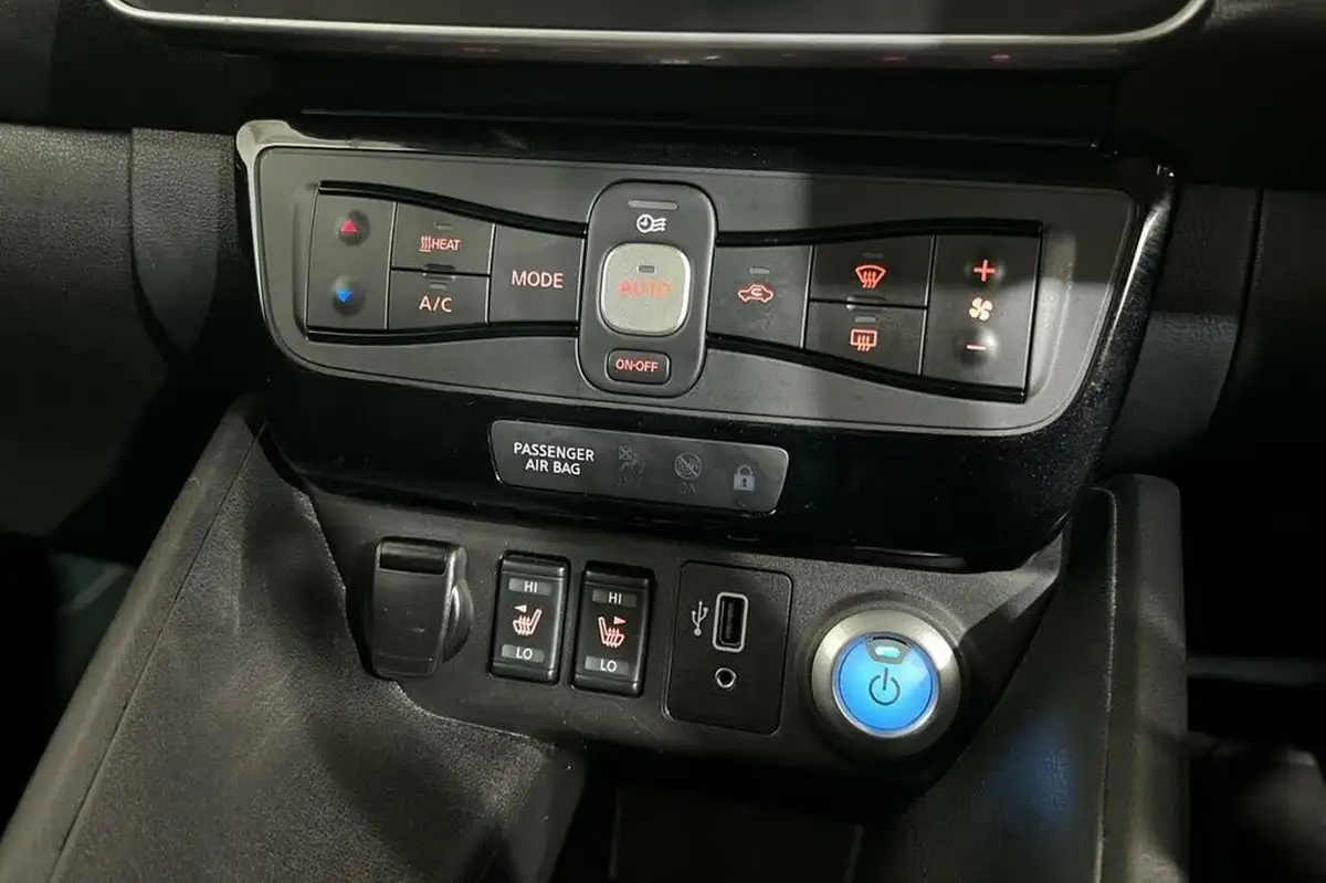 2019-nissan-leaf-e-e-tekna-big-25