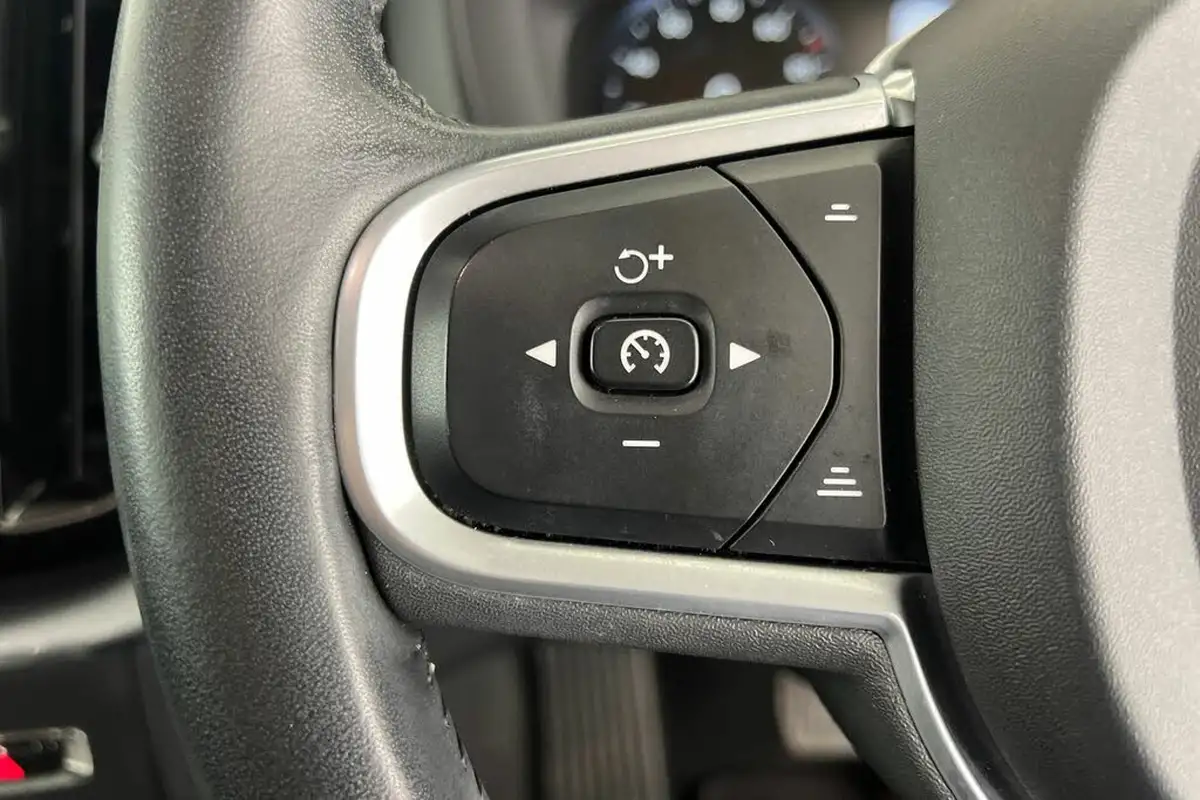 2021-volvo-xc60-20td-b4-momentum-awd-big-10