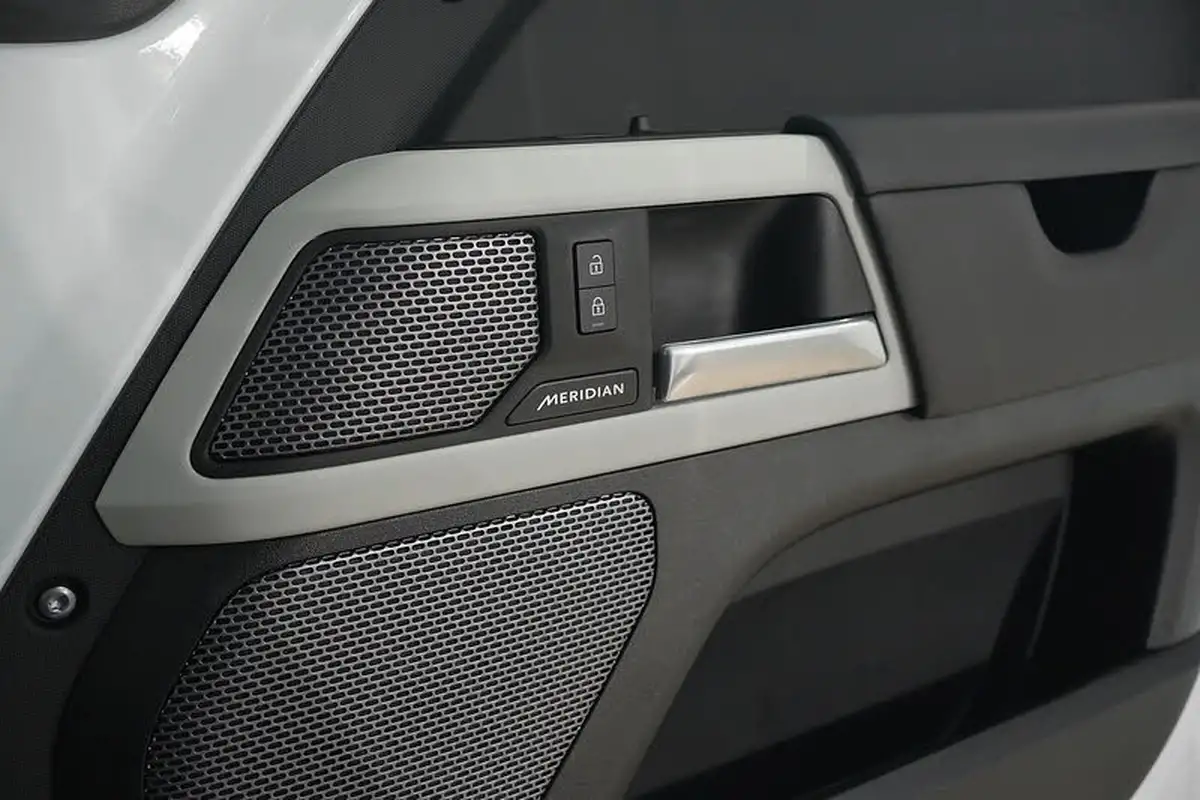 2023-land-rover-110-defender-30-d300-x-dynamic-hse-big-36