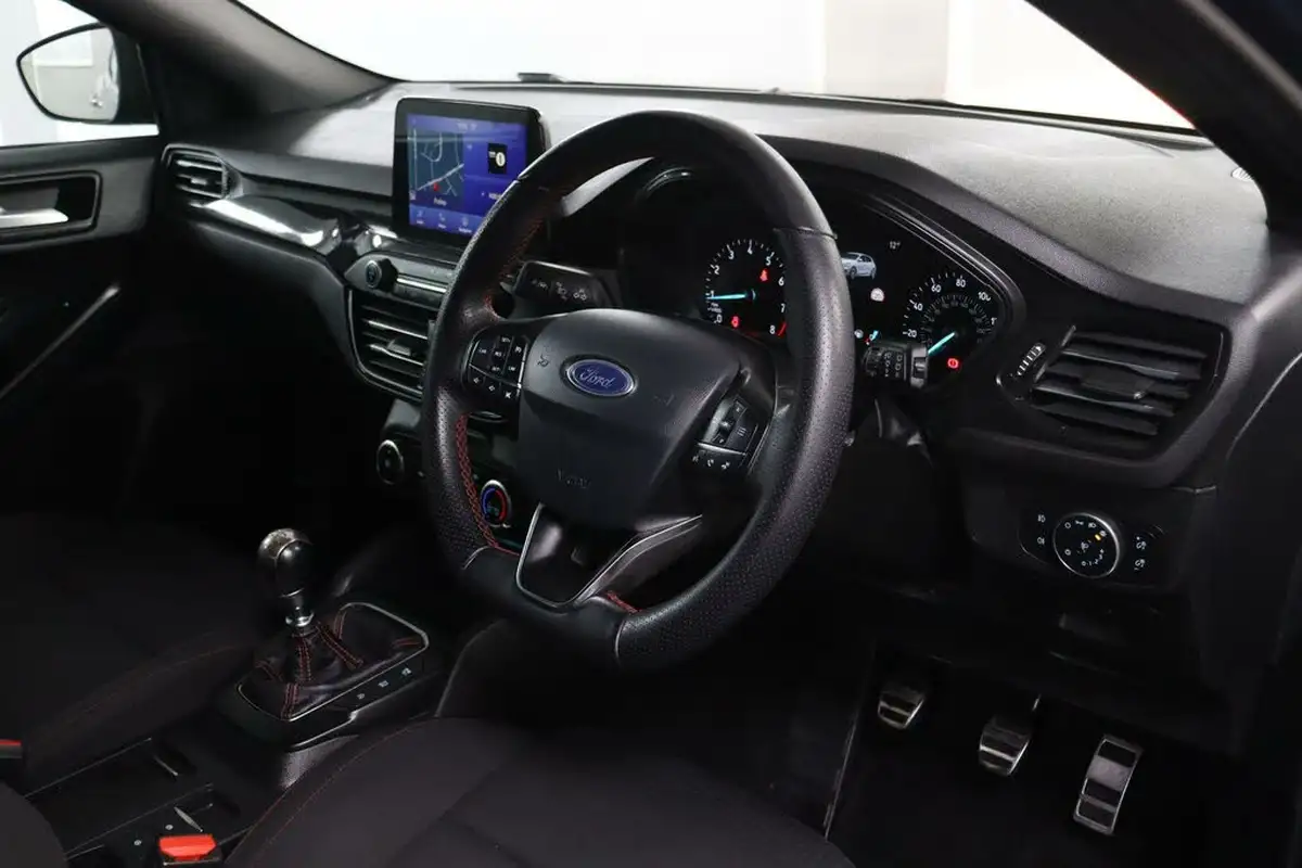 2018-ford-focus-10t-st-line-125ps-hatchback-big-3