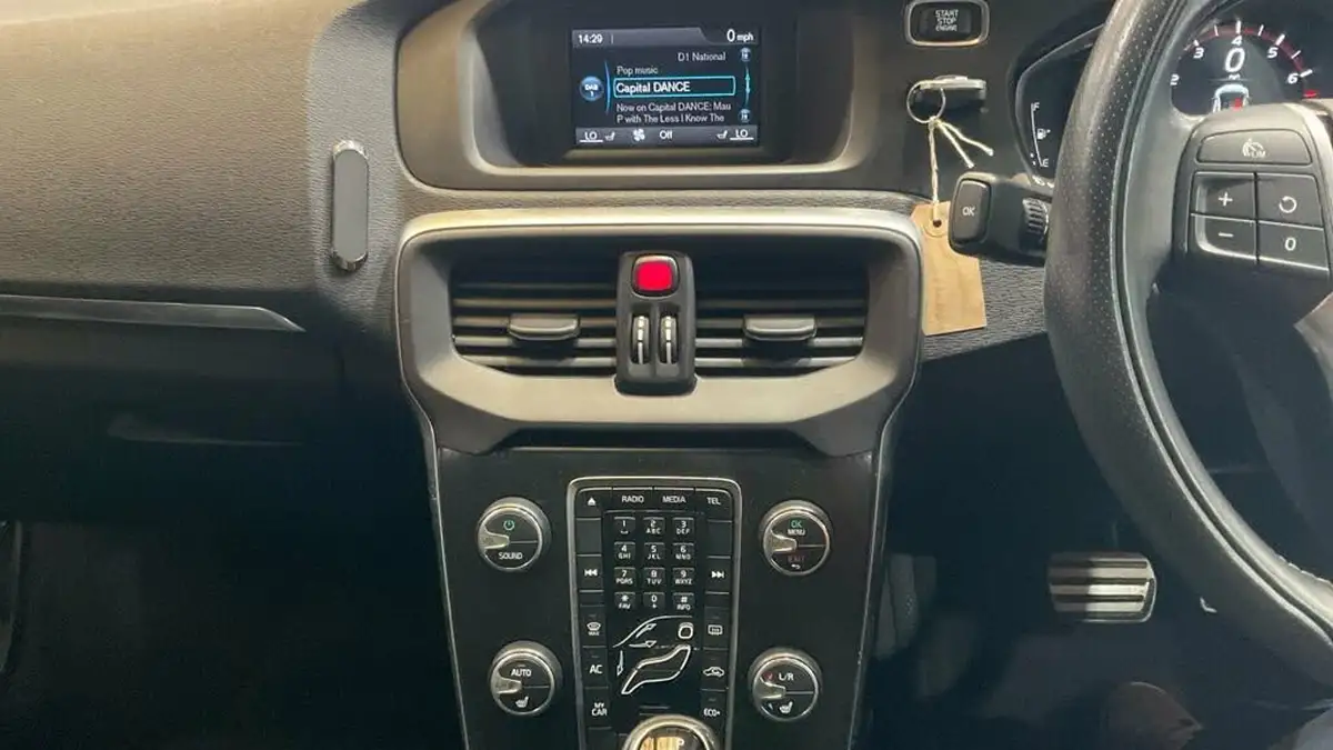 2019-volvo-v40-15-t2-r-design-big-8