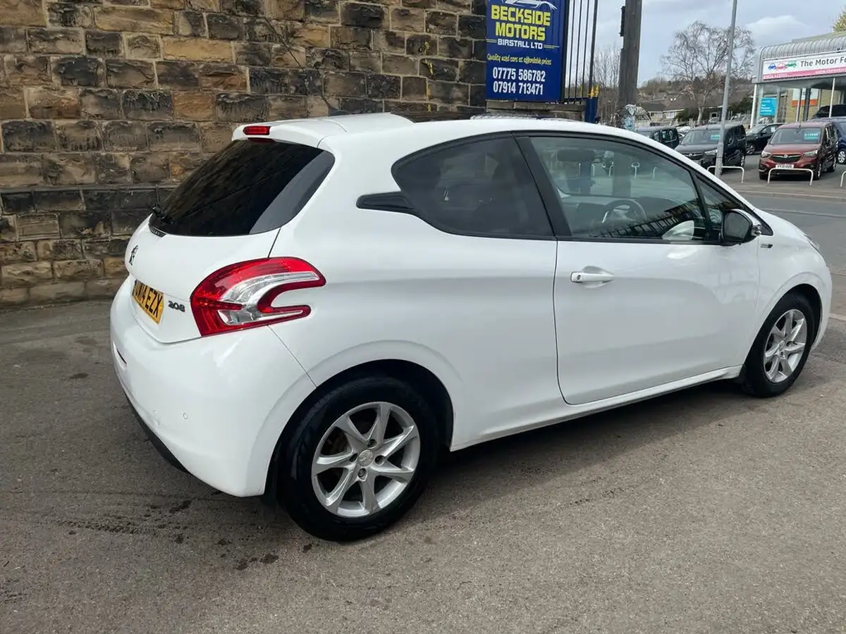 2014-peugeot-208-14td-style-14hdi-68bhp-3d-big-5