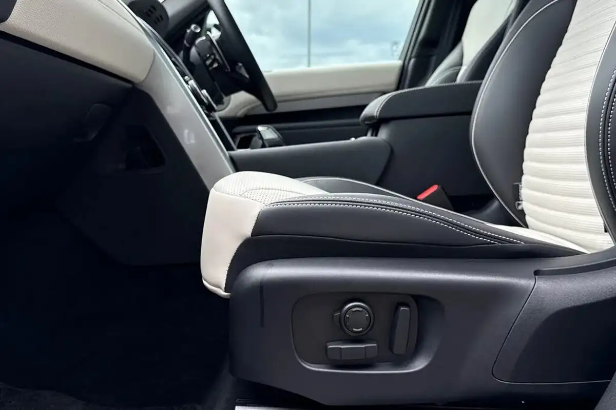 2023-land-rover-discovery-30-d300-dynamic-hse-big-39