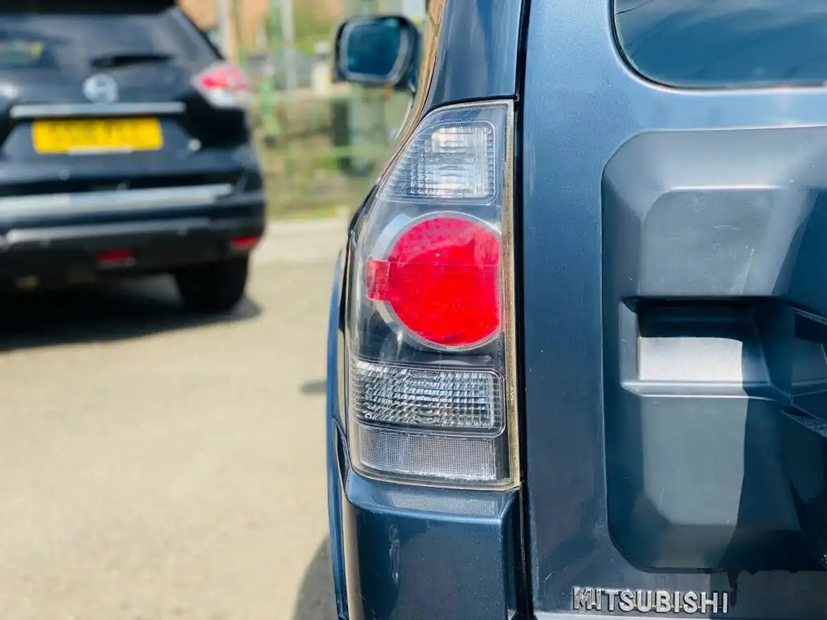 2008-mitsubishi-shogun-32td-diamond-3d-big-16