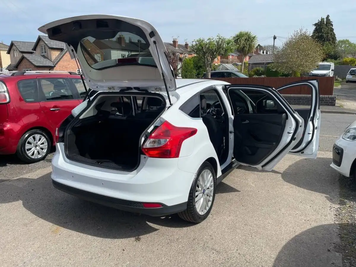2012-ford-focus-16-zetec-ti-vct-125ps-hatchback-big-3