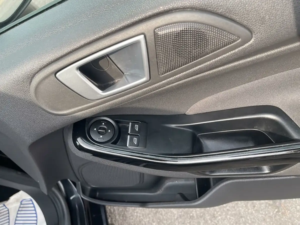 2015-ford-fiesta-10t-zetec-100ps-ecoboost-ss-5d-big-15