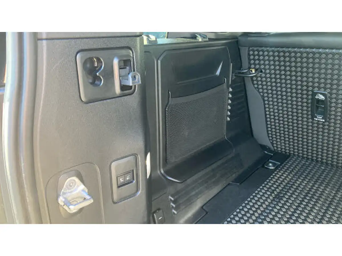 2021-land-rover-110-defender-30-d250-xs-edition-big-24