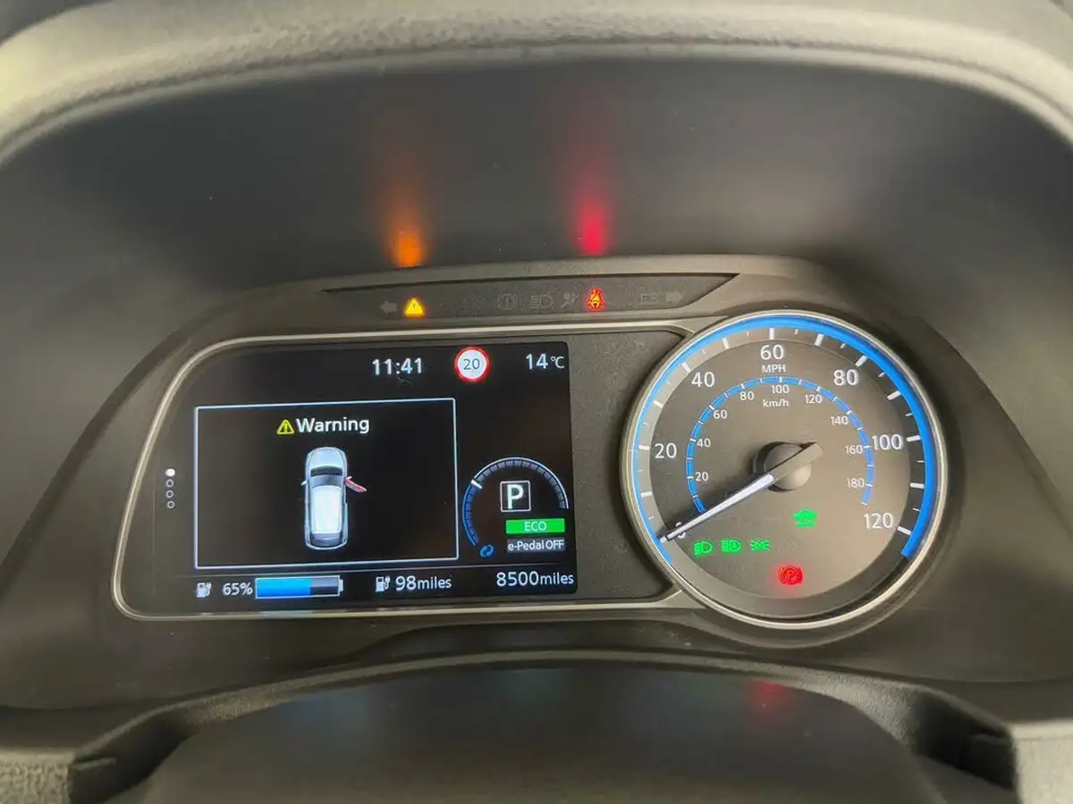 2023-nissan-leaf-e-tekna-39kwh-big-35
