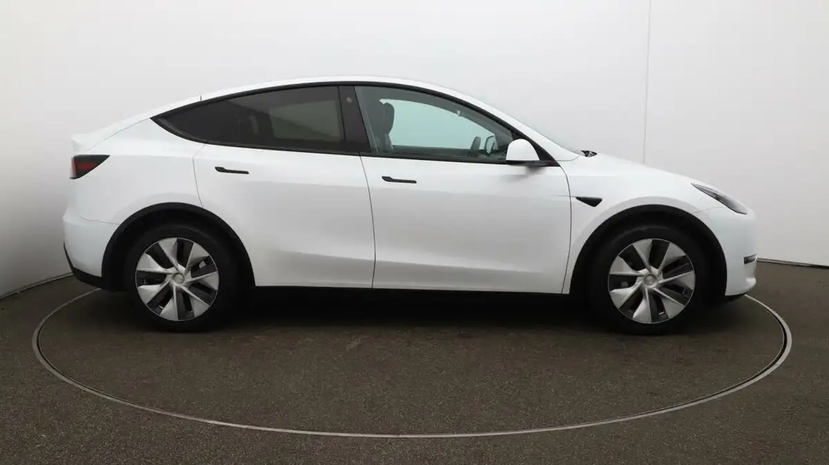 2022-tesla-model-y-e-long-range-big-40