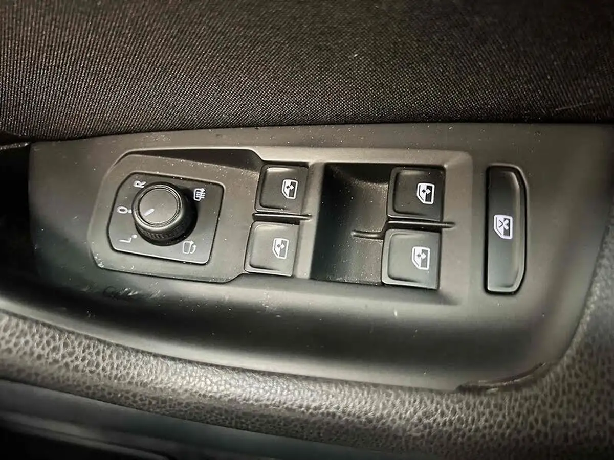 2016-volkswagen-passat-20tdi-se-business-estate-5d-big-17