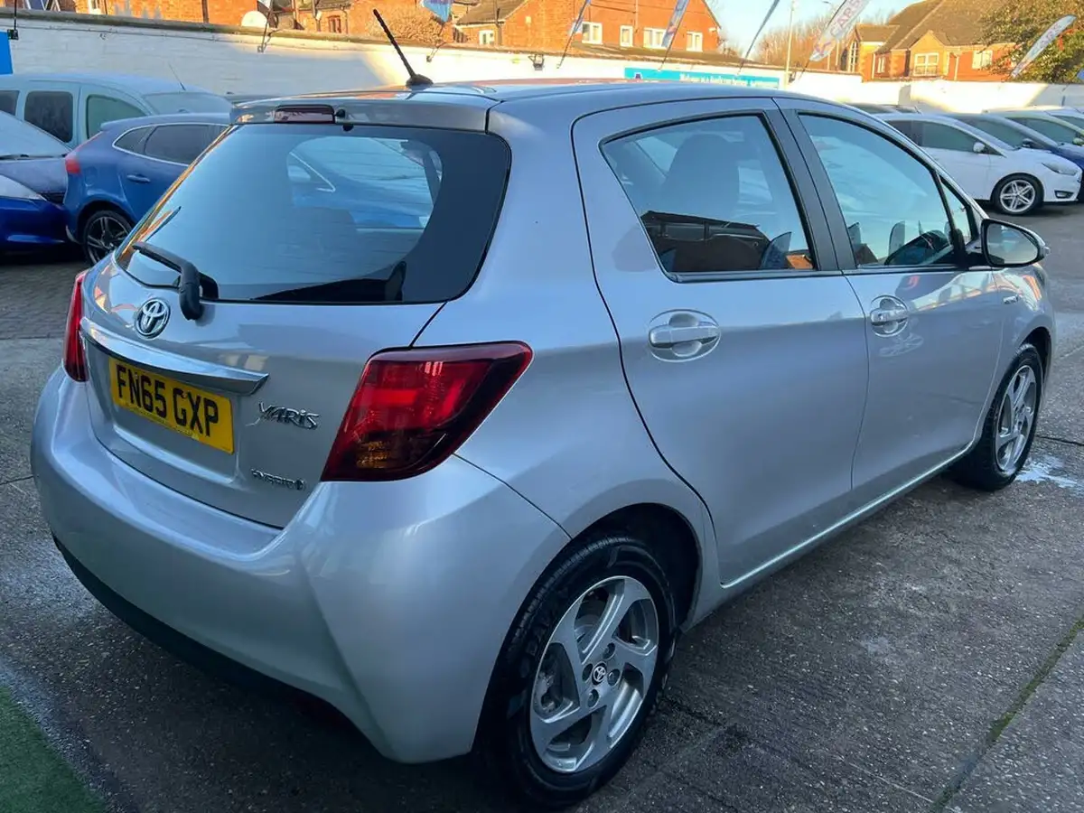 2015-toyota-yaris-15-vvt-i-icon-hybrid-big-38