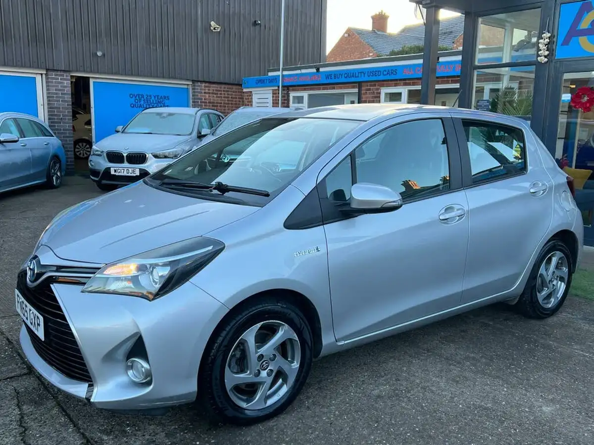 2015-toyota-yaris-15-vvt-i-icon-hybrid-big-14
