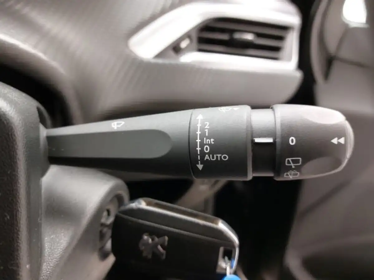 2019-peugeot-208-12-puretech-signature-big-14