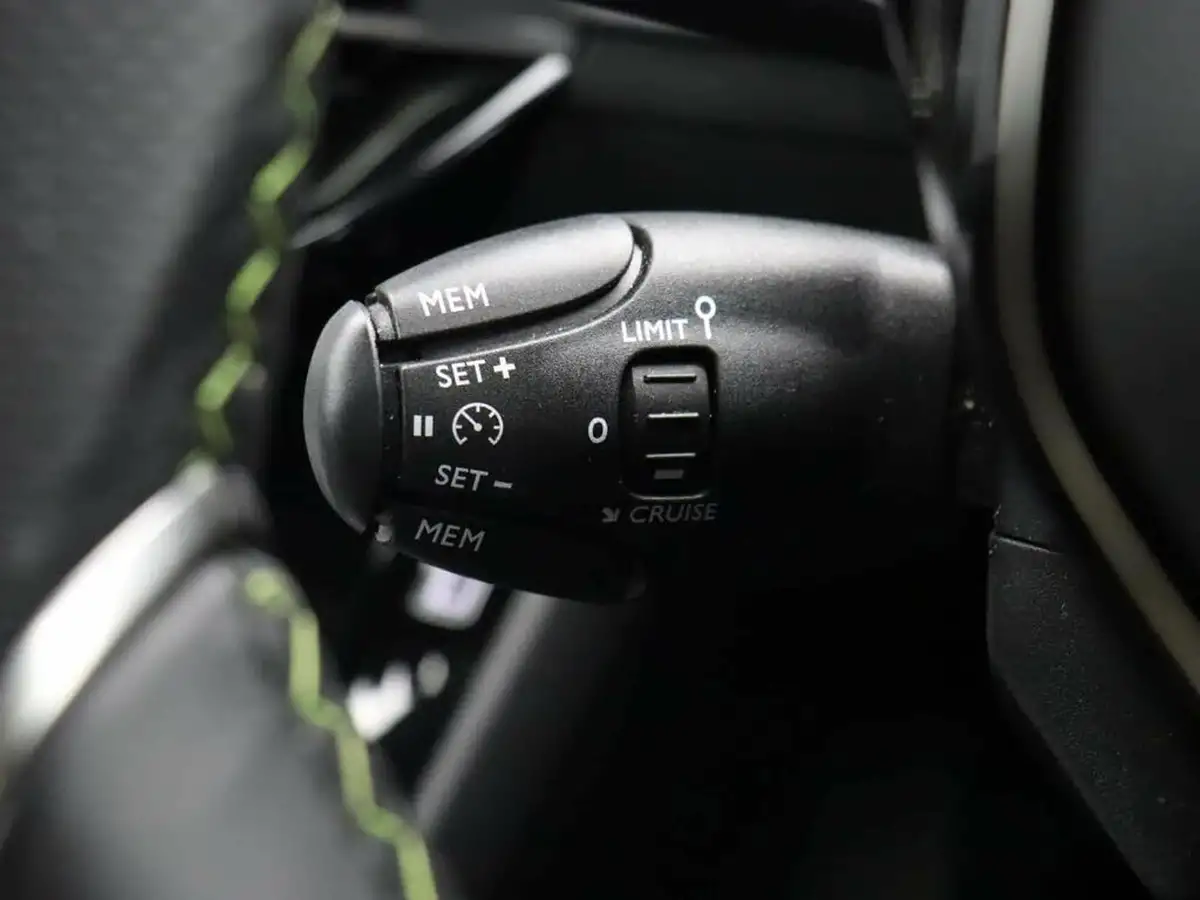 2024-peugeot-2008-suv-e-gt-136ps-50kwh-big-33
