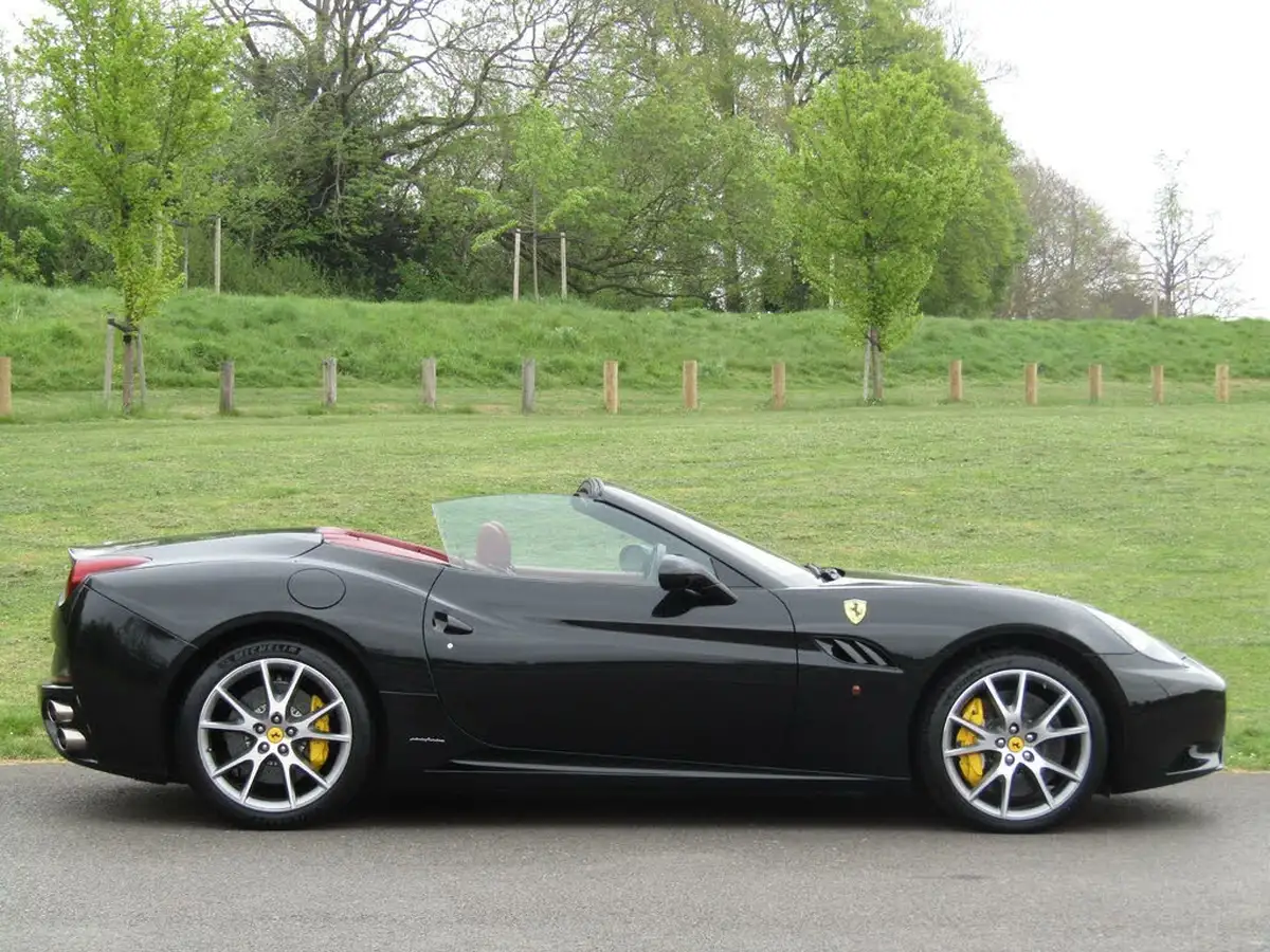 2010-ferrari-california-43-big-68