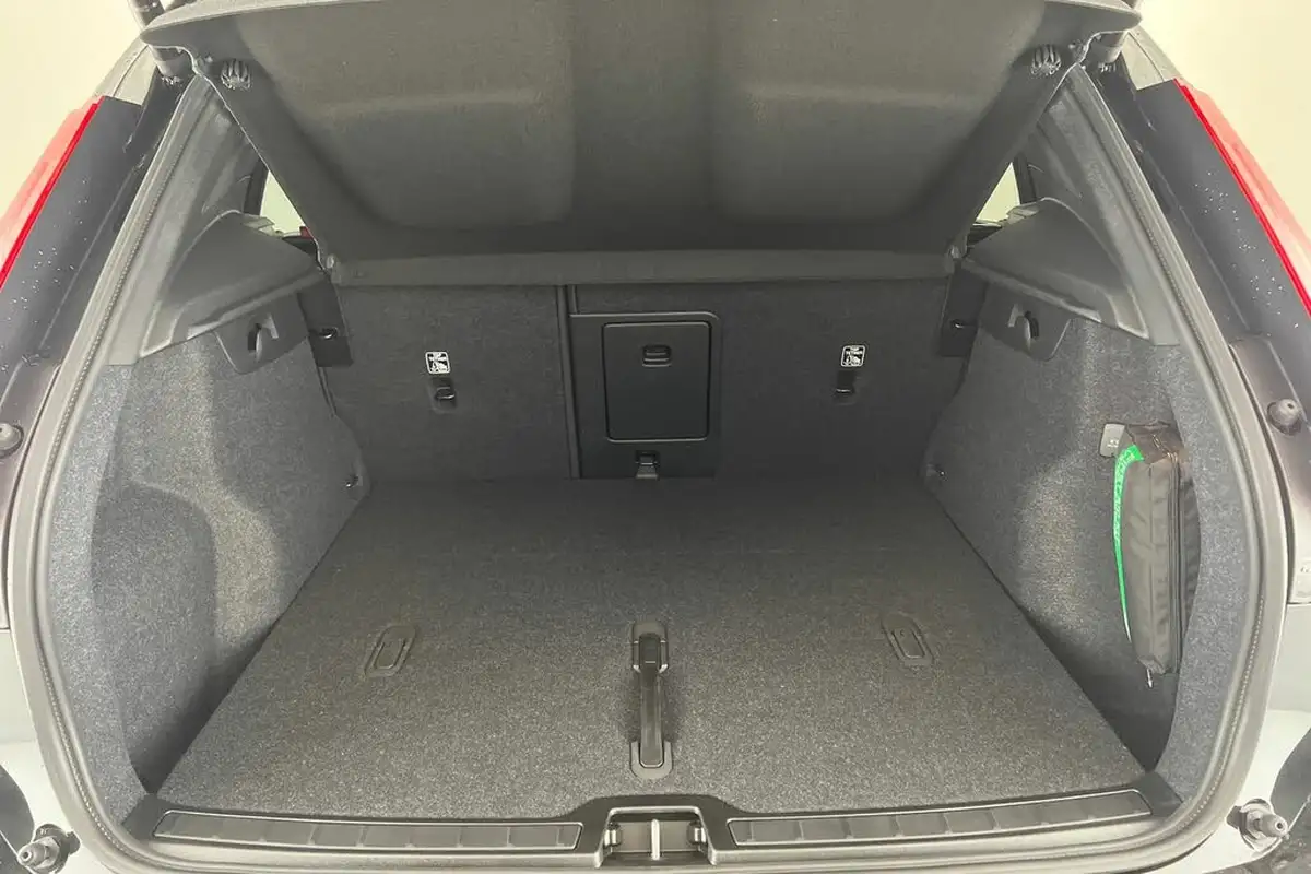 2024-volvo-xc40-20-b3-ultra-bright-big-7