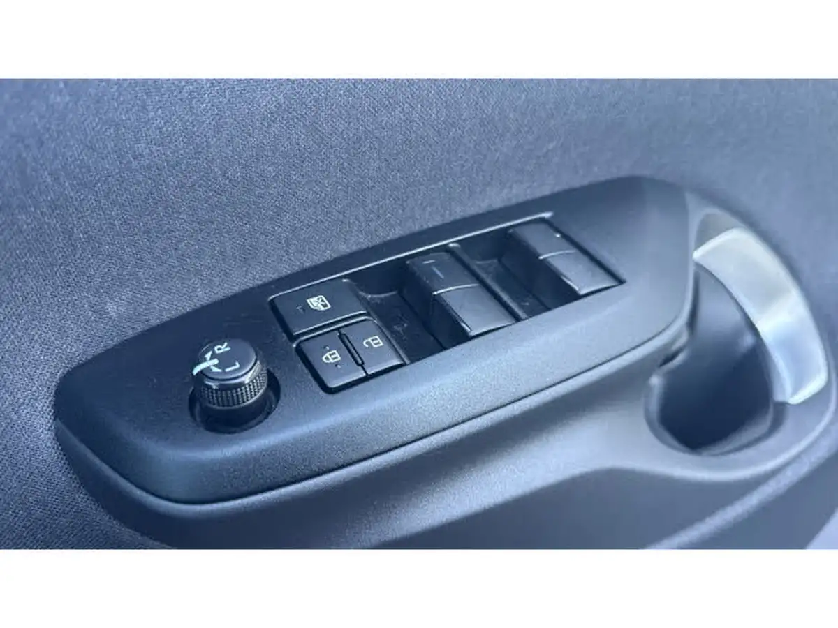 2023-toyota-yaris-cross-15-vvt-i-design-big-25