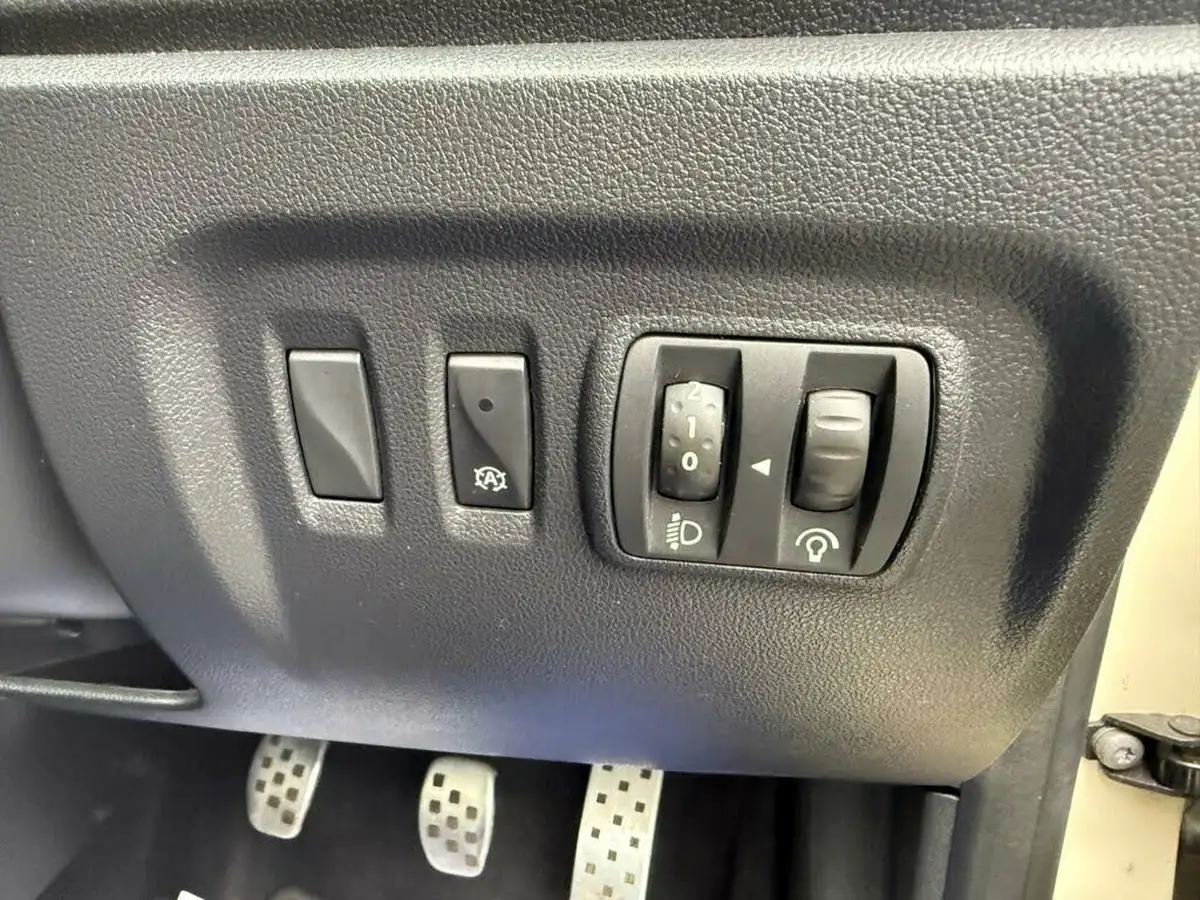 2016-renault-captur-09-signature-nav-big-27