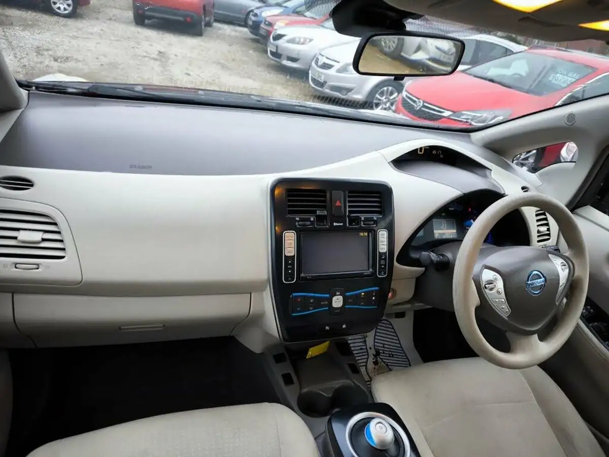 2013-nissan-leaf-e-auto-big-10