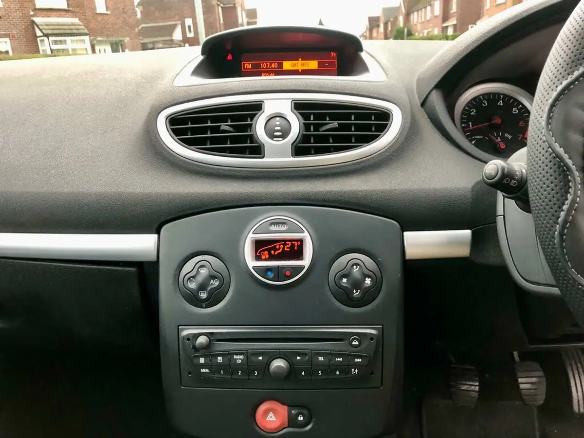 2009-renault-clio-12-dynamique-16v-100-hatchback-5d-big-13