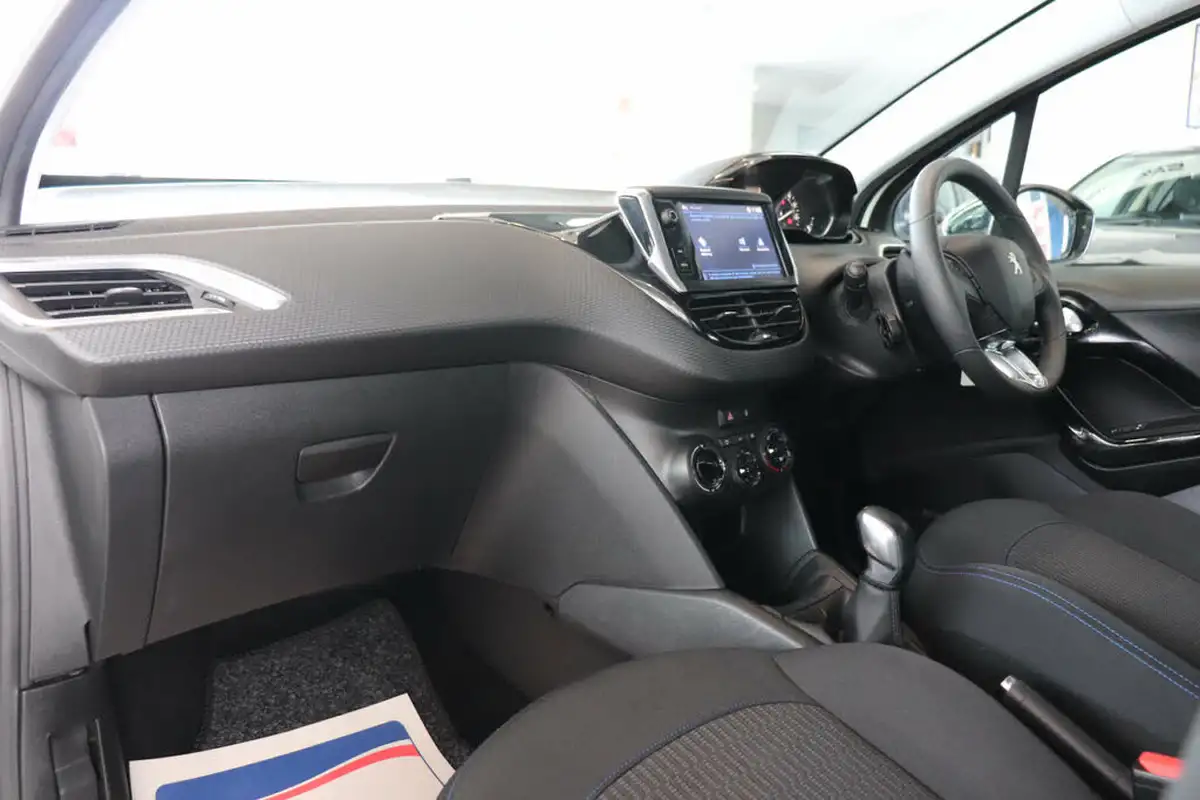 2019-peugeot-208-12-puretech-signature-big-3
