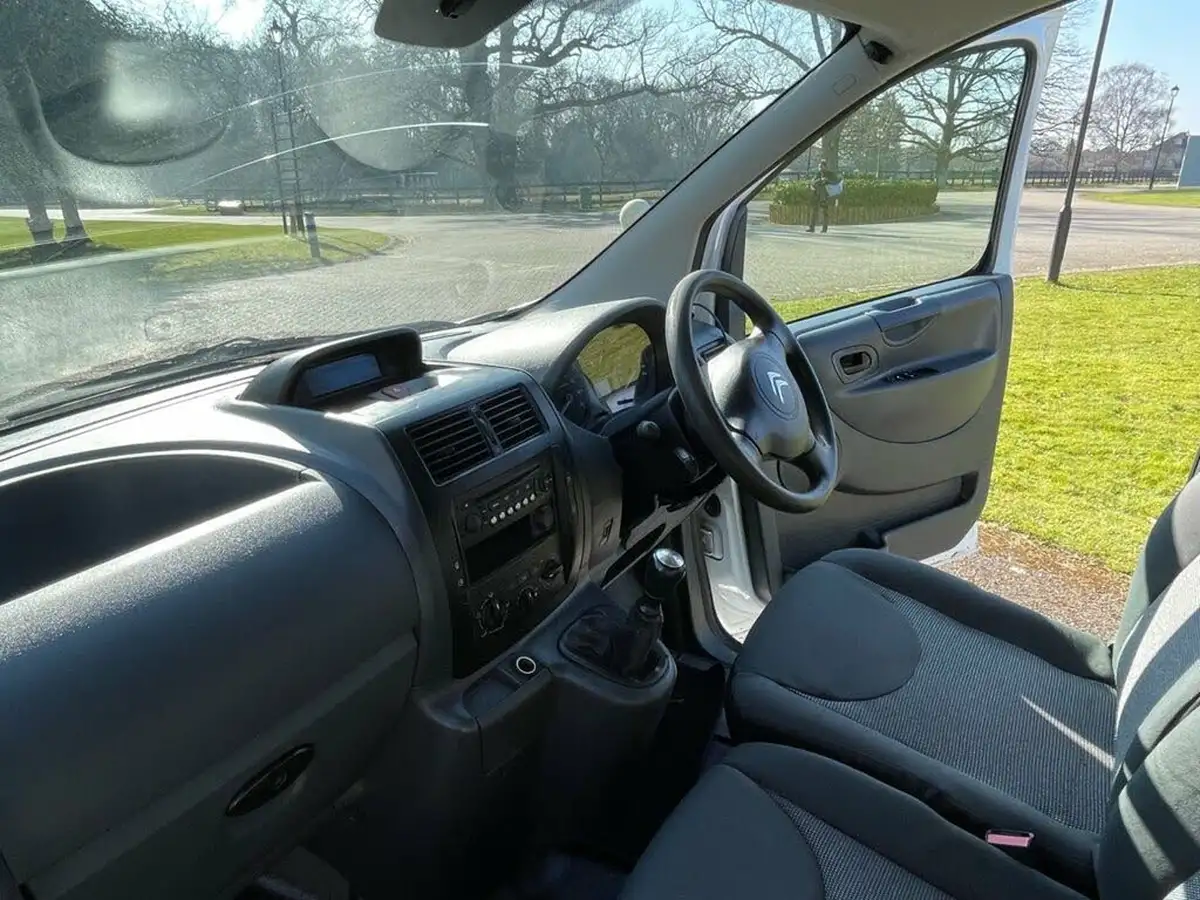 2014-citroen-dispatch-16td-enterprise-panel-big-19