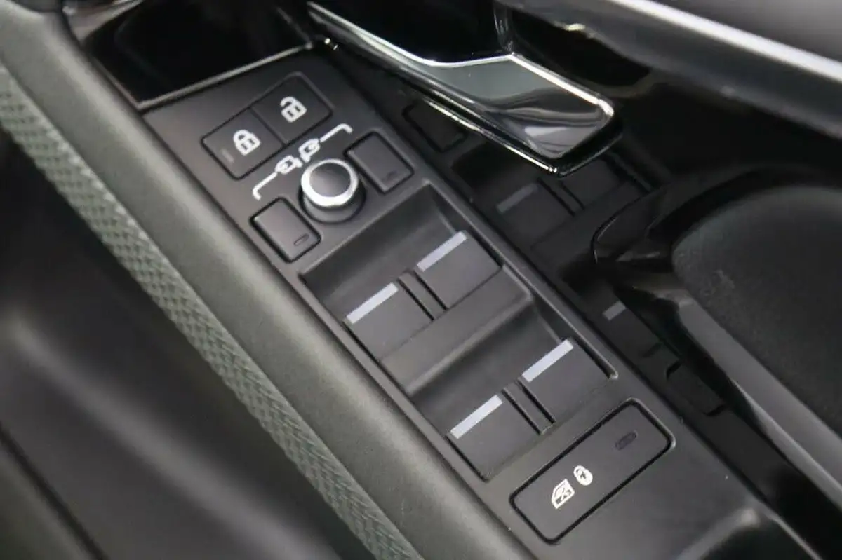 2021-land-rover-range-rover-evoque-15-p300e-r-dynamic-s-big-30