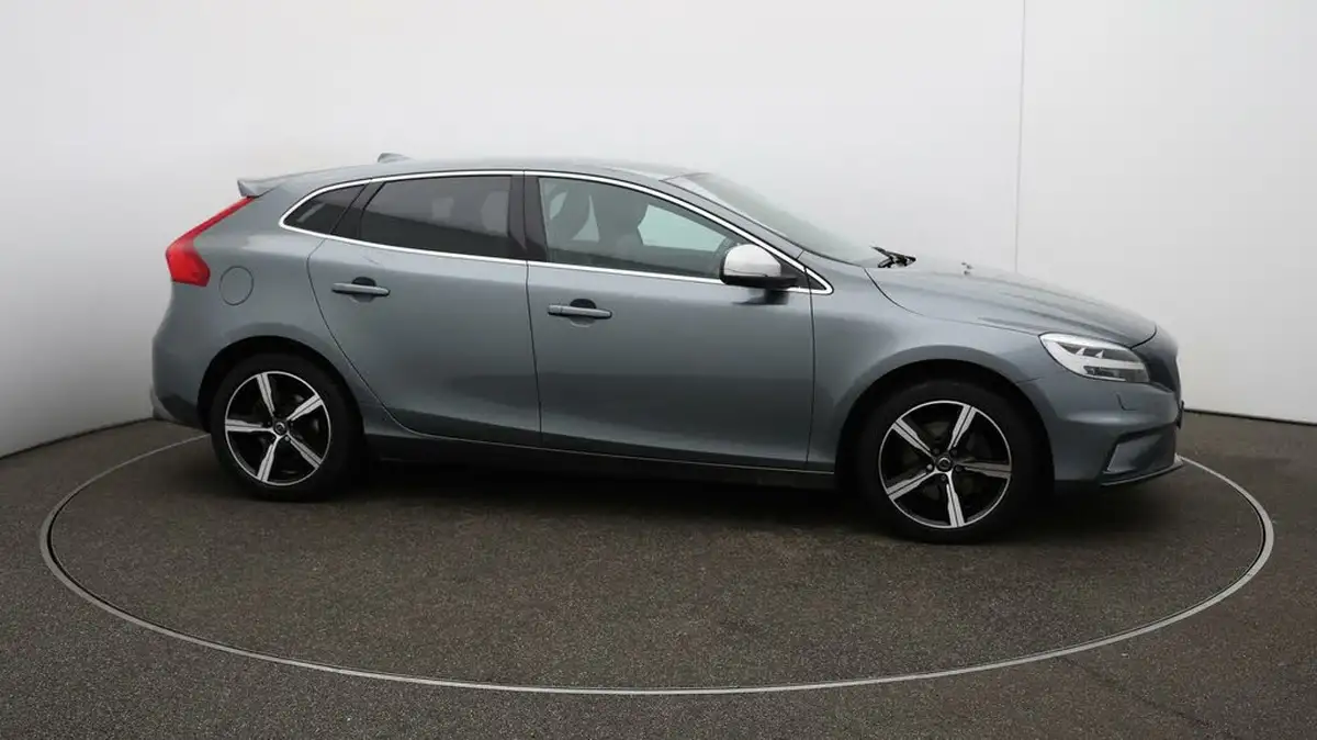2019-volvo-v40-20-t3-r-design-edition-big-40