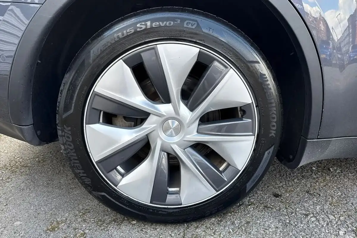 2022-tesla-model-y-e-long-range-big-10