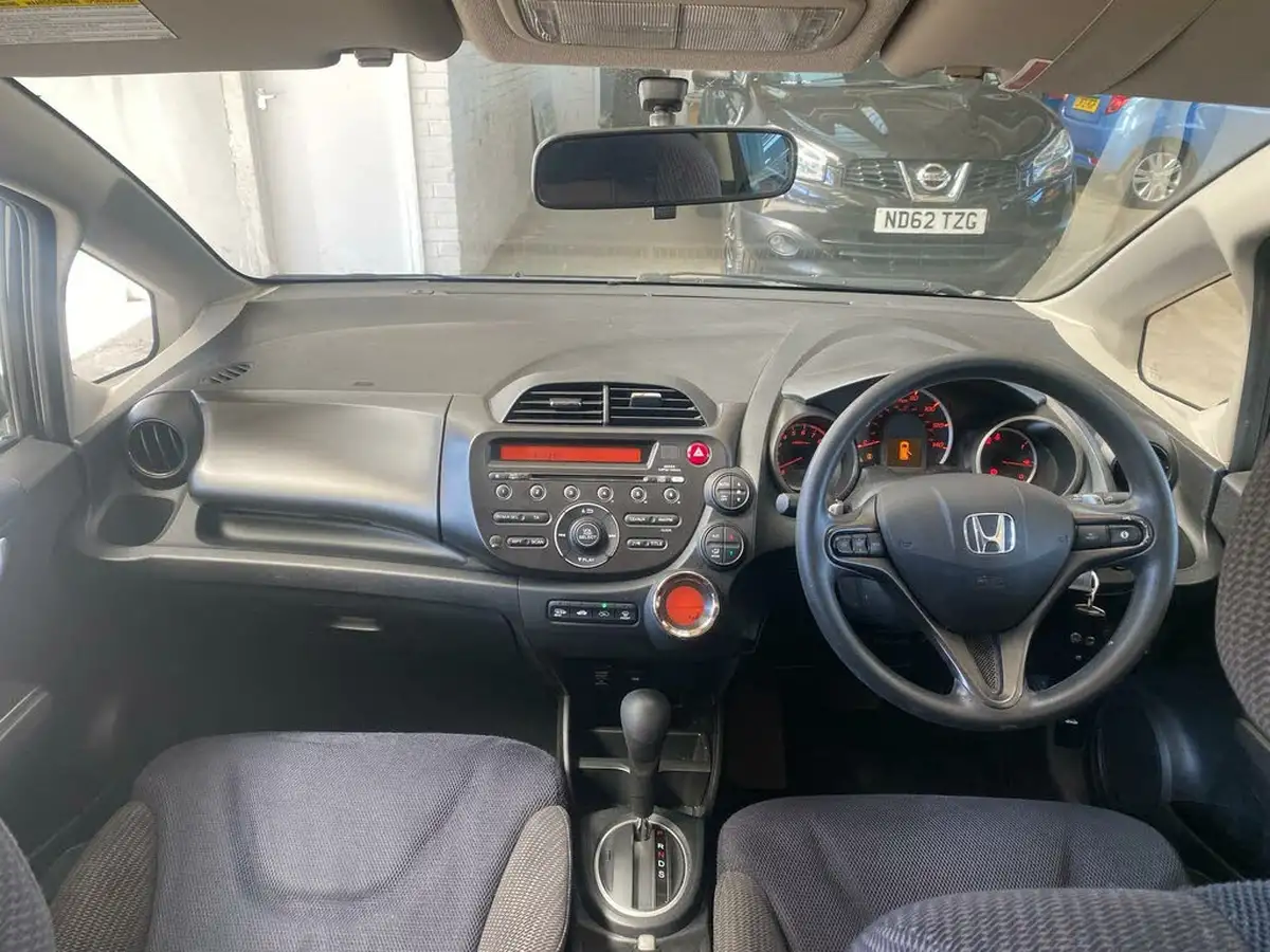 2012-honda-jazz-14-es-cvt-big-13