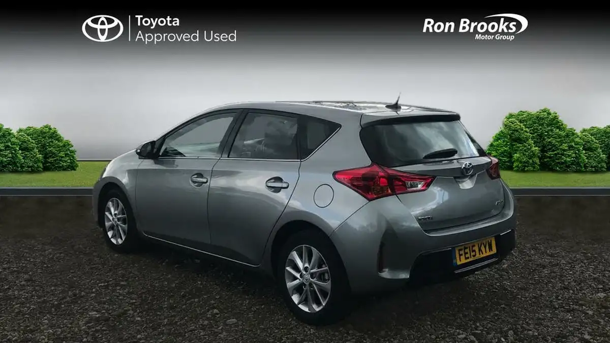 2015-toyota-auris-133-vvt-i-icon-ss-hatchback-big-3