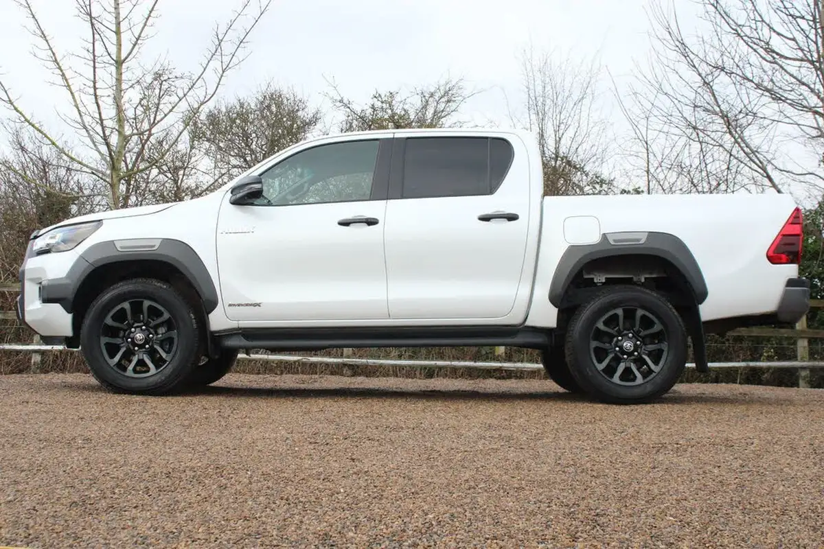 2023-toyota-hi-lux-28d-4d-invincible-x-2754cc-auto-big-15