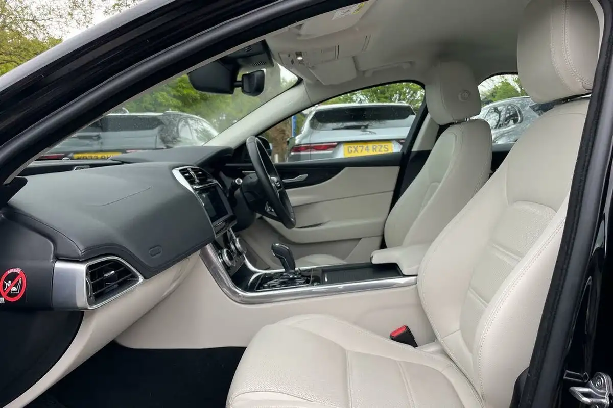 2020-jaguar-xe-20i-s-big-40