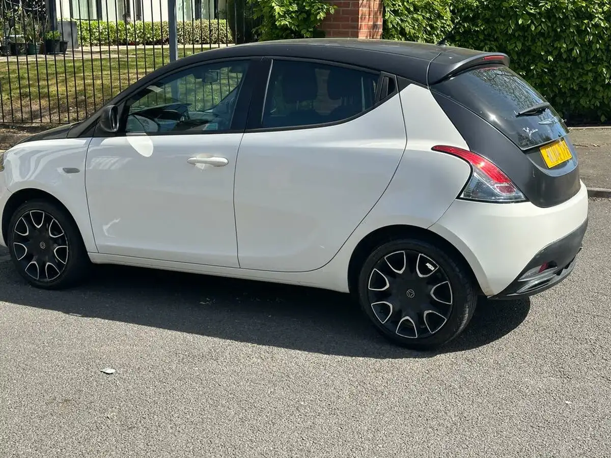 2014-chrysler-ypsilon-12-s-big-13
