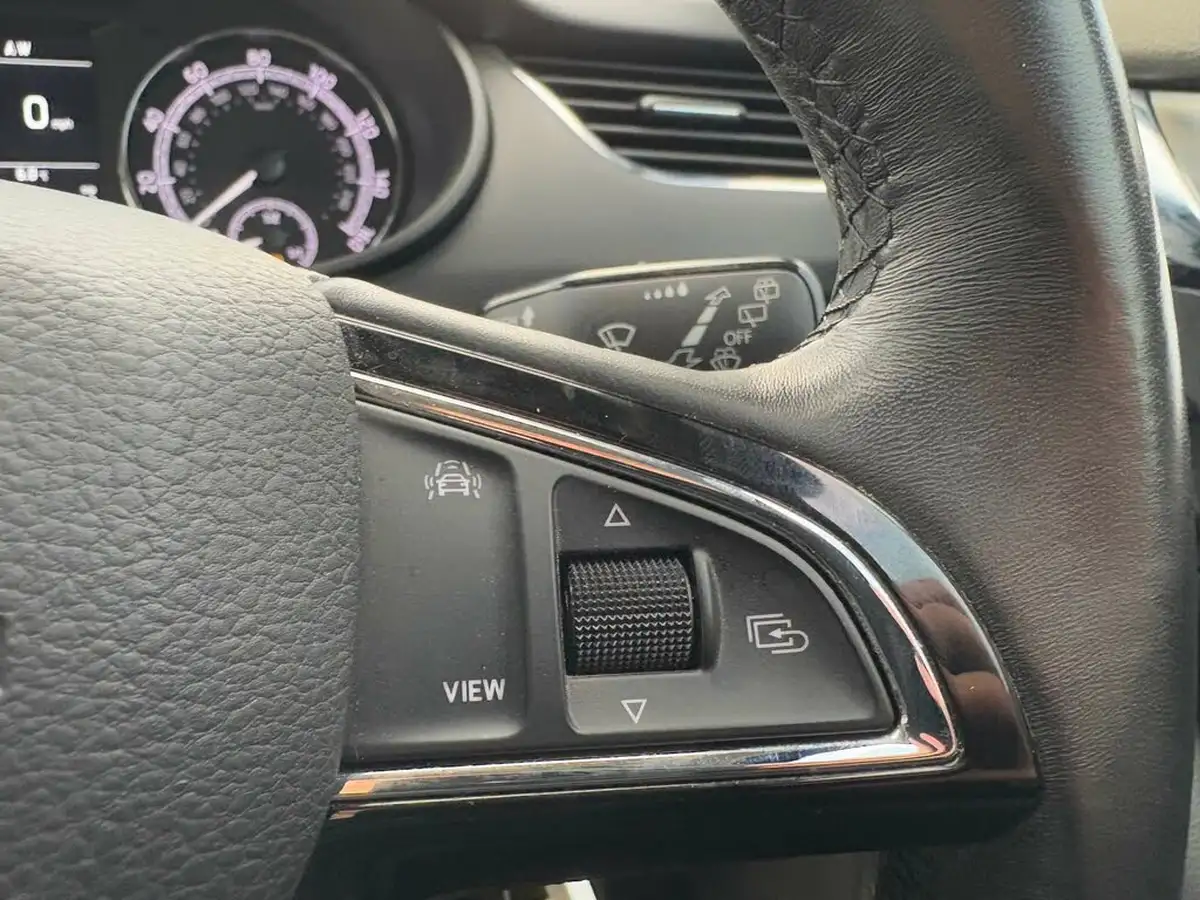 2019-skoda-octavia-16tdi-se-technology-estate-big-40