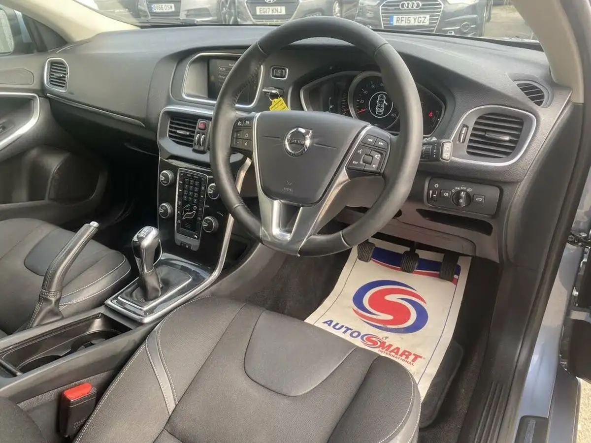 2019-volvo-v40-20-t2-momentum-edition-big-14