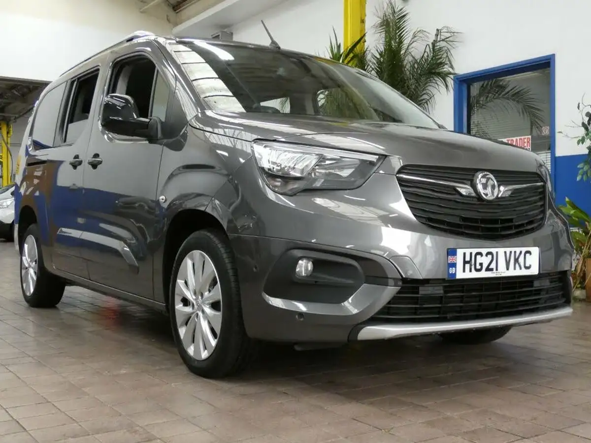 2021-vauxhall-combo-life-12i-elite-xl-big-3