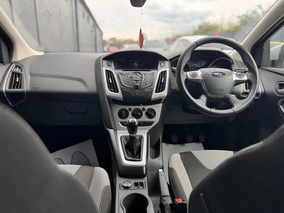 2014-ford-focus-10-zetec-scti-100ps-hatchback-big-17