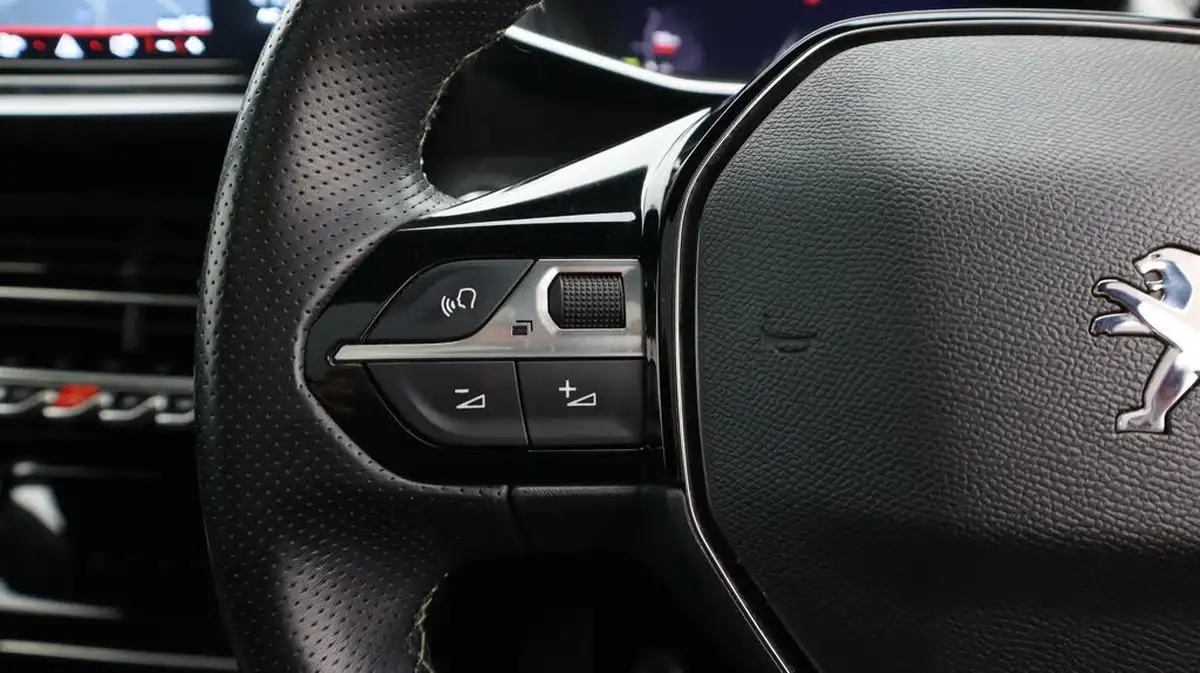 2022-peugeot-2008-suv-12-puretech-gt-big-28