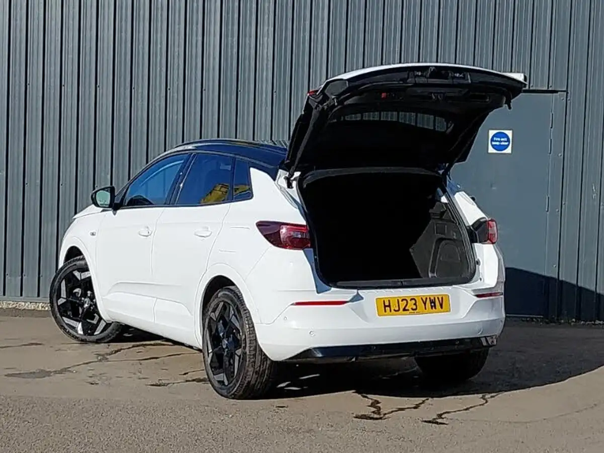2023-vauxhall-grandland-16-gse-big-11